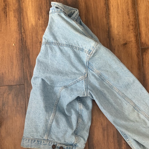 Oversized Women’s Levi’s jean jacket. - Picture 3 of 3